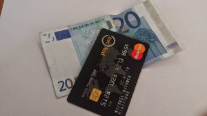 Ein zwanzig Euro Schein und eine Kreditkarte